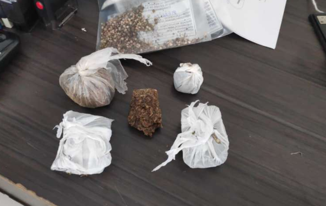 Pai deixa crian&ccedil;a de 11 meses em carro para usar drogas e vai preso
