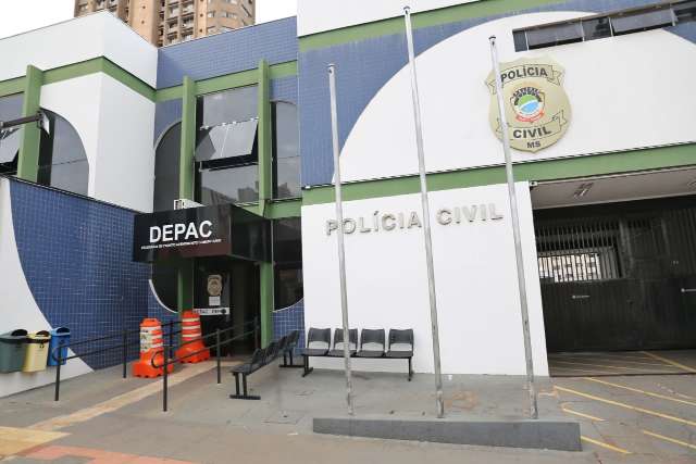 B&ecirc;bada, mulher &eacute; flagrada arrastando crian&ccedil;a e vai presa 