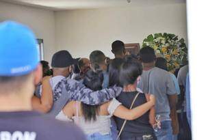Na despedida de jovem morto em acidente, revolta &eacute; com imprud&ecirc;ncia no tr&acirc;nsito