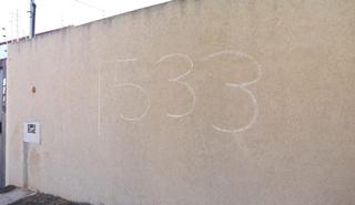 Em bairro tranquilo, muros amanhecem rabiscados com inscri&ccedil;&otilde;es de fac&ccedil;&atilde;o 