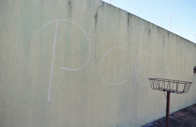 Em bairro tranquilo, muros amanhecem rabiscados com inscri&ccedil;&otilde;es de fac&ccedil;&atilde;o 