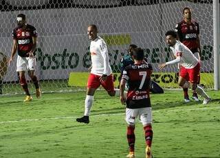 O jogador Gabigol comemora gol durante partida entre RB Bragantino e Flamengo, válido pelo Campeonato Brasileiro Série A, realizado na cidade de Bragança Paulista, SP, neste domingo, 07. (Foto: Estadão Conteúdo) 