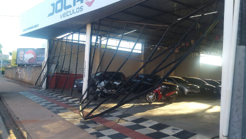 Bandidos abrem buraco em parede, arrombam port&atilde;o e levam carro de garagem 