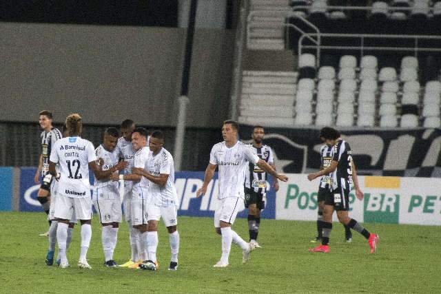 Gr&ecirc;mio encerra jejum, acirra briga pela Libertadores e goleia rebaixado Botafogo