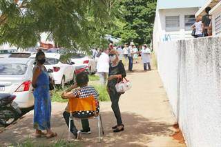 Unidade cheia faz idosos esperarem na cal&ccedil;ada para tomar vacina