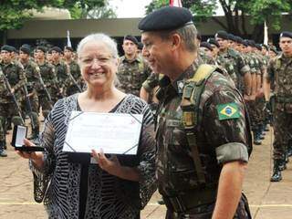 Mirlene Damazio recebe homenagem no Exército; ela ficou um ano e oito meses como reitora temporária (Foto: Divulgação)