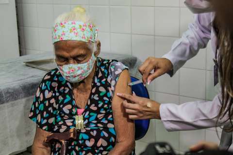 Idosos de 88 e 89 anos são vacinados contra covid nesta segunda-feira