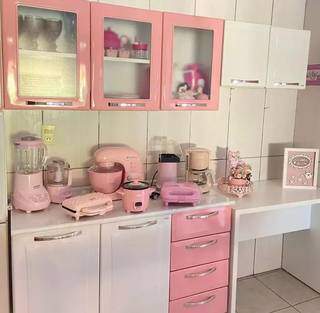 Do armário aos eletrodomésticos, tudo é cor de rosa (Foto: Arquivo Pessoal)
