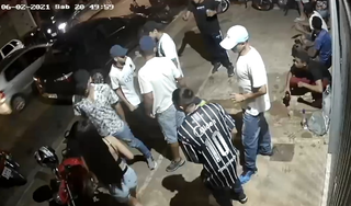 Imagens de câmeras de segurança mostram aglomeração em calçada de casa, vizinha a tacabaria (Foto: reprodução / vídeo)