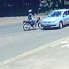 Vídeo mostra moto arremessada ao atingir carro na Três Barras