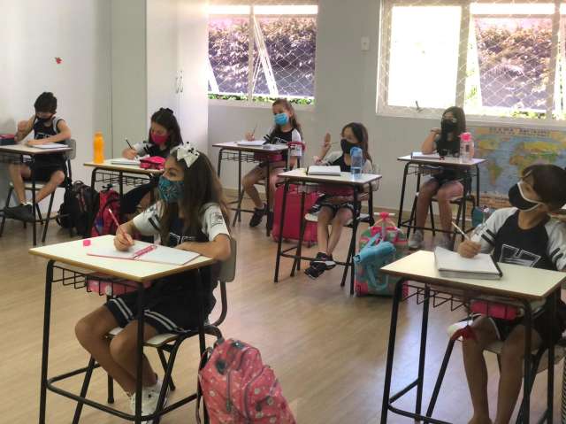 Pais entram em fila de espera diante da ades&atilde;o em massa &agrave;s aulas presenciais