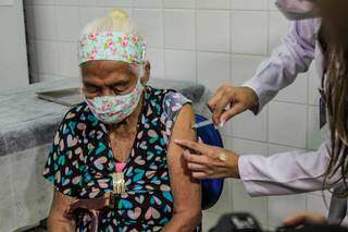 Idosos acima de 80 anos começaram a ser vacinados dia 1º de fevereiro. (Foto: Silas Lima)