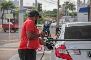 Frentista abre tampa de combustível para abastecer veículo em Campo Grande (Foto: Marcos Maluf)