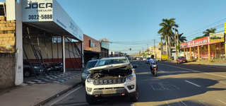 Bandidos abrem buraco em parede, arrombam port&atilde;o e levam carro de garagem 
