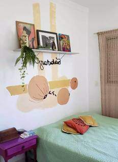 Pintura na parede e mesa de cabeceira colorida derão up no quarto (Foto: Arquivo Pessoal)