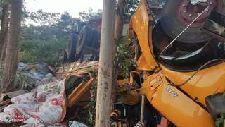Duas pessoas morrem ap&oacute;s caminh&atilde;o capotar em acidente na BR-376