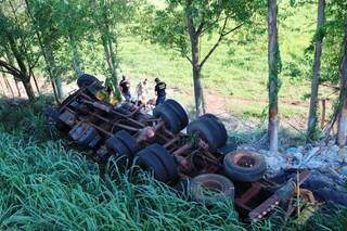 Tia e sobrinho de 20 anos morreram em caminh&atilde;o que tombou na BR-376
