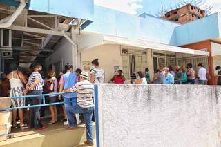 Idosos fazem fila para vacinar na unidade de saúde 26 de Agosto (Foto: Paulo Francis)