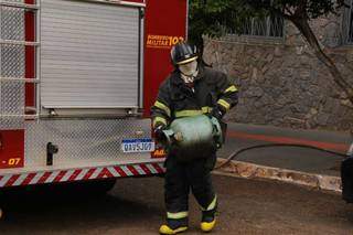 Cachorro &eacute; resgatado durante inc&ecirc;ndio em apartamento 