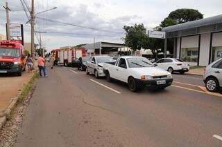 Três veículos &#34;engaveteram&#34; em trecho da Avenida Ceara, no Jardim Autonomista (Foto: Kísie Ainoã)