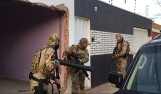 Policiais federais durante cumprimento de busca e apreensão em casa localizada em Várzea Grande, no Mato Grosso (Foto: divulgação / PF)