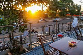 É possível sentar na parte de cima do contêiner e curtir o pôr do sol em frente a praça (Foto: Paulo Francis)