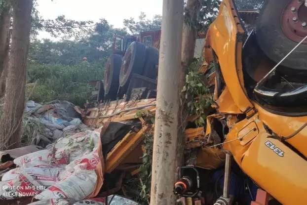 Duas pessoas morrem ap&oacute;s caminh&atilde;o capotar em acidente na BR-376