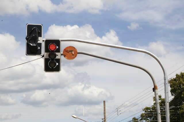 Prefeitura troca semáforos por considerar "mais barato que manutenção"