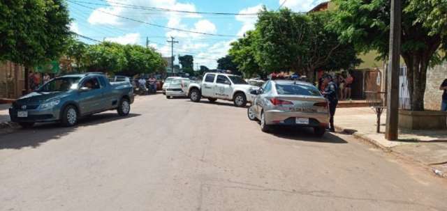 Homem &eacute; atingido por bala perdida em confronto de pistoleiros
