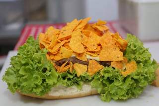 Doritos surge como combinação perfeita para trazer ainda mais crocância ao sanduíche. (Foto: Paulo Francis)