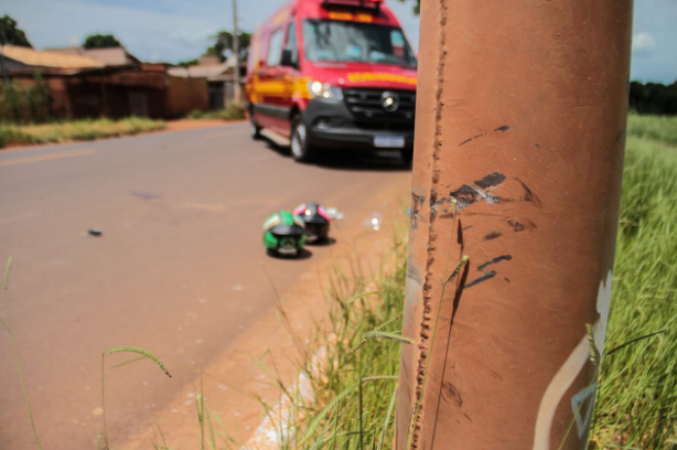 Motociclista tenta ultrapassar caminh&atilde;o, se desequilibra e colide em poste 