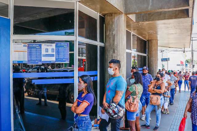 Caixa paga abono salarial para nascidos de mar&ccedil;o a junho