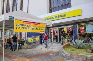 &#34;Contra a reestruturação e a privatação do BB [Banco do Brasil]&#34;, diz faixa estendida na frente de agência (Foto: Silas Lima)