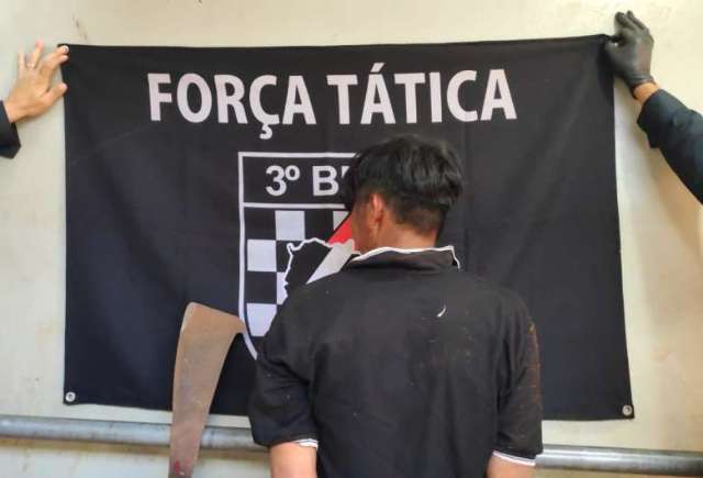 Filho &eacute; preso por ferir a pr&oacute;pria m&atilde;e no rosto e m&atilde;os a golpes de fac&atilde;o