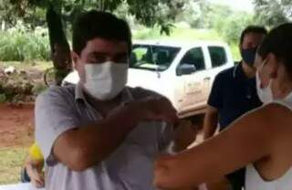 O prefeito Valdir do Couto no momento da vacinação na aldeia Brejão. (Foto: Reprodução de notícia de fato ao MPMS)