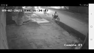 O motoqueiro que aparece na frente esta levando a moto furtada, e o motoqueiro atrás é o comparsa. (Foto:Direto das Ruas)