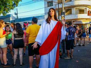 Neste ano, Jesus também vai ter que ficar em casa no Carnaval; na imagem, o folião Igor Correa Manzonário foi curtir o Carnaval 2020 vestido do messias (Foto: Alana Portela)