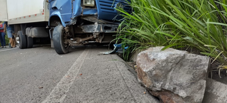 Caminhão ficou com a frente destruída (Foto: Vinicius Santana)