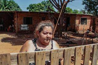 Dona Eva Conceição Rocha em frente a casa onde mora no bairro Nova Campo Grande. (Foto: Marcos Maluf)