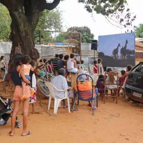 Cinema que parecia distante surgiu na favela e fez o dia da crian&ccedil;ada