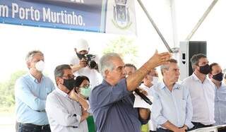 Reinaldo Azambuja (PSDB) ao lado de autoridades, durante inauguração da obra. (Foto: Chico Ribeiro)