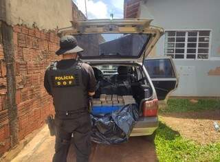 Dois carros roubados com 142 quilos de maconha são apreendidos Dois carros roubados com 142 quilos de maconha são apreendidos