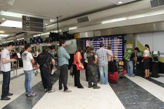 Fila para emissão do cartão de embarque no totem da Latam, em 2014, no Aeroporto Internacional de Campo Grande, cenário que pode se repetir (Foto: Marcos Ermínio/Arquivo)