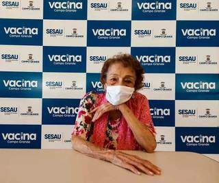 Cantora Delinha, de 84 anos, tomou a 1ª dose da vacina coronavac da tarde de hoje (Foto: Aletheya Alves)