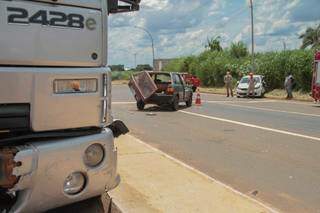 Fiats, Uno e Argo (ao fundo), ficaram bem danificados (Foto: Marcos Maluf)