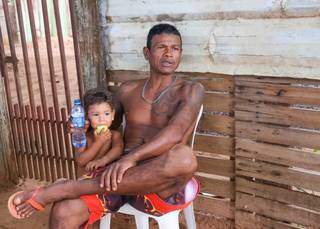 Ao lado do filho de 9 meses, Celso é um dos líderes comunitários (Foto: Paulo Francis)