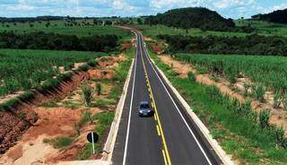 Reinaldo entrega obra que reduz em 80 km trecho entre Costa Rica e Campo Grande