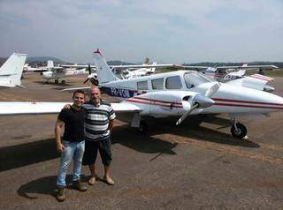 Gabriel Peixoto e o pai no aeroporto de Campo Grande em 2015 (Foto: Arquivo Pessoal)