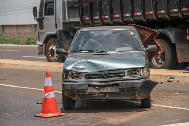 Acidente com caminh&atilde;o de milho &ldquo;detona&rdquo; dois carros e deixa ferido