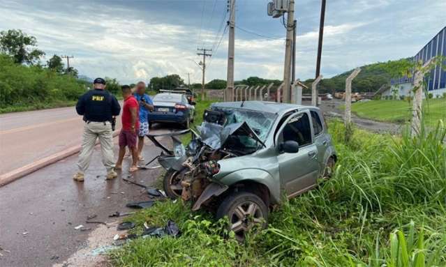 Jovem morre ap&oacute;s acidente entre carro de passeio e caminhonete na BR-262